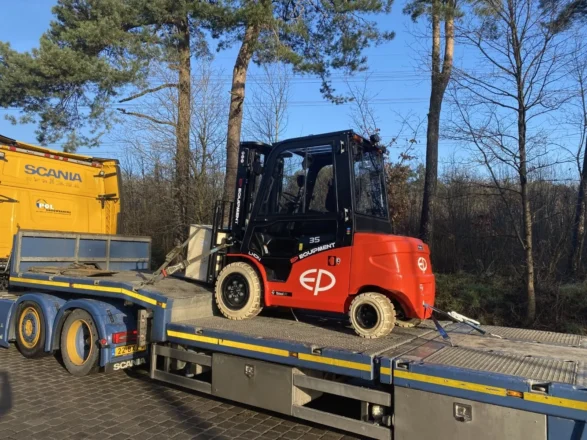 pol hoogwerkers heftruck afgeleverd 2