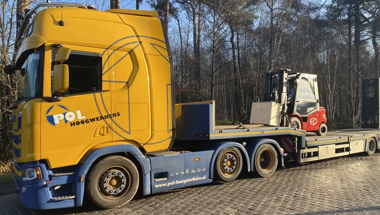 pol hoogwerkers heftruck afgeleverd