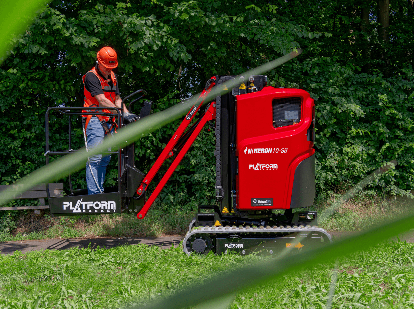 Rode masthoogwerker op rupsen