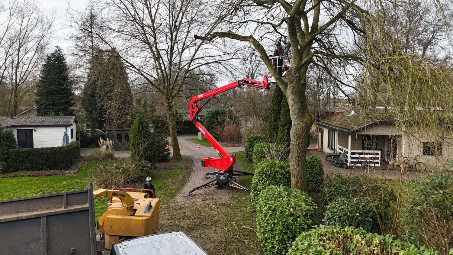 Bomen snoeien in krappe ruimtes
