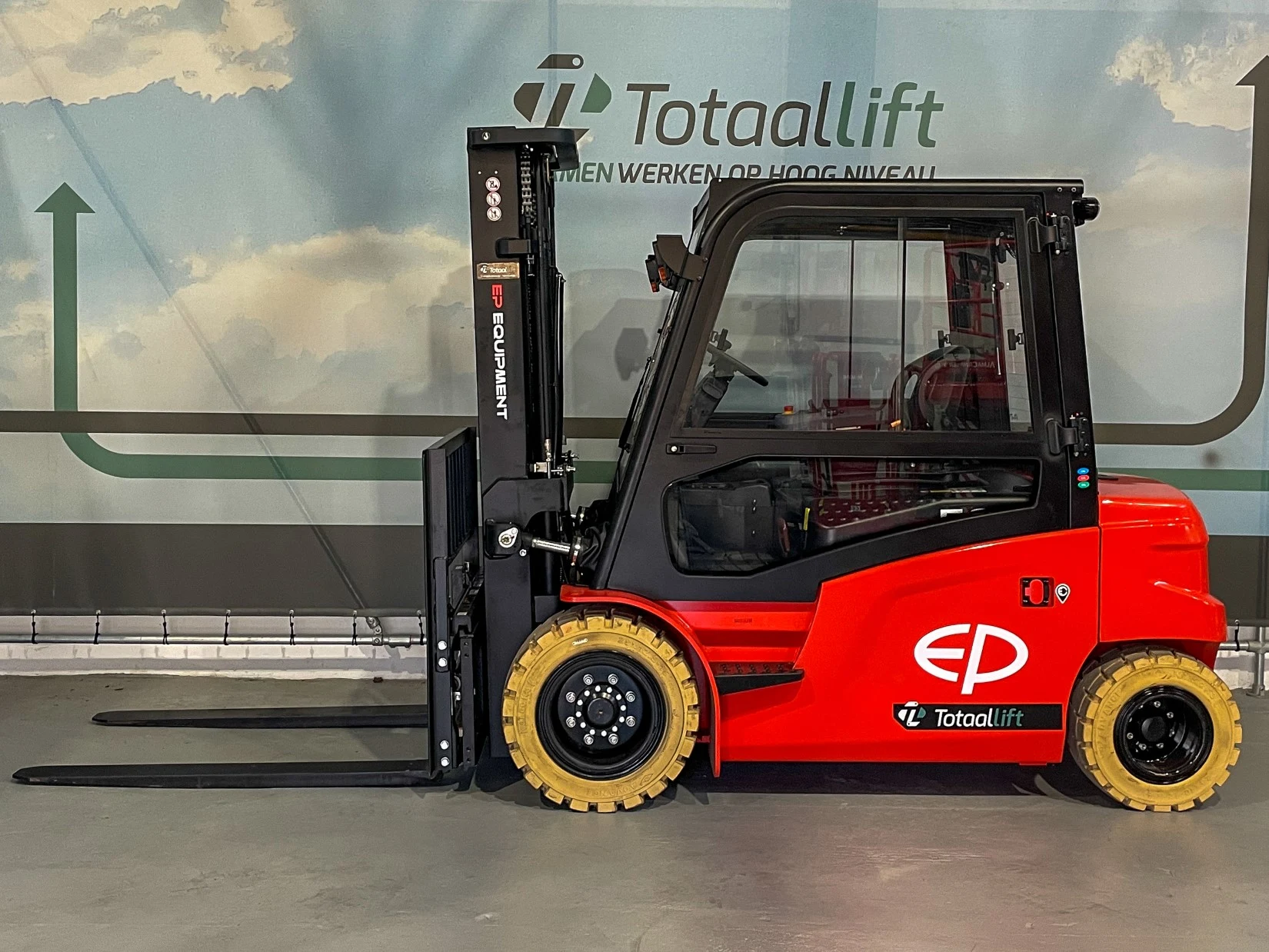 heftruck elektrisch met lepels omlaag