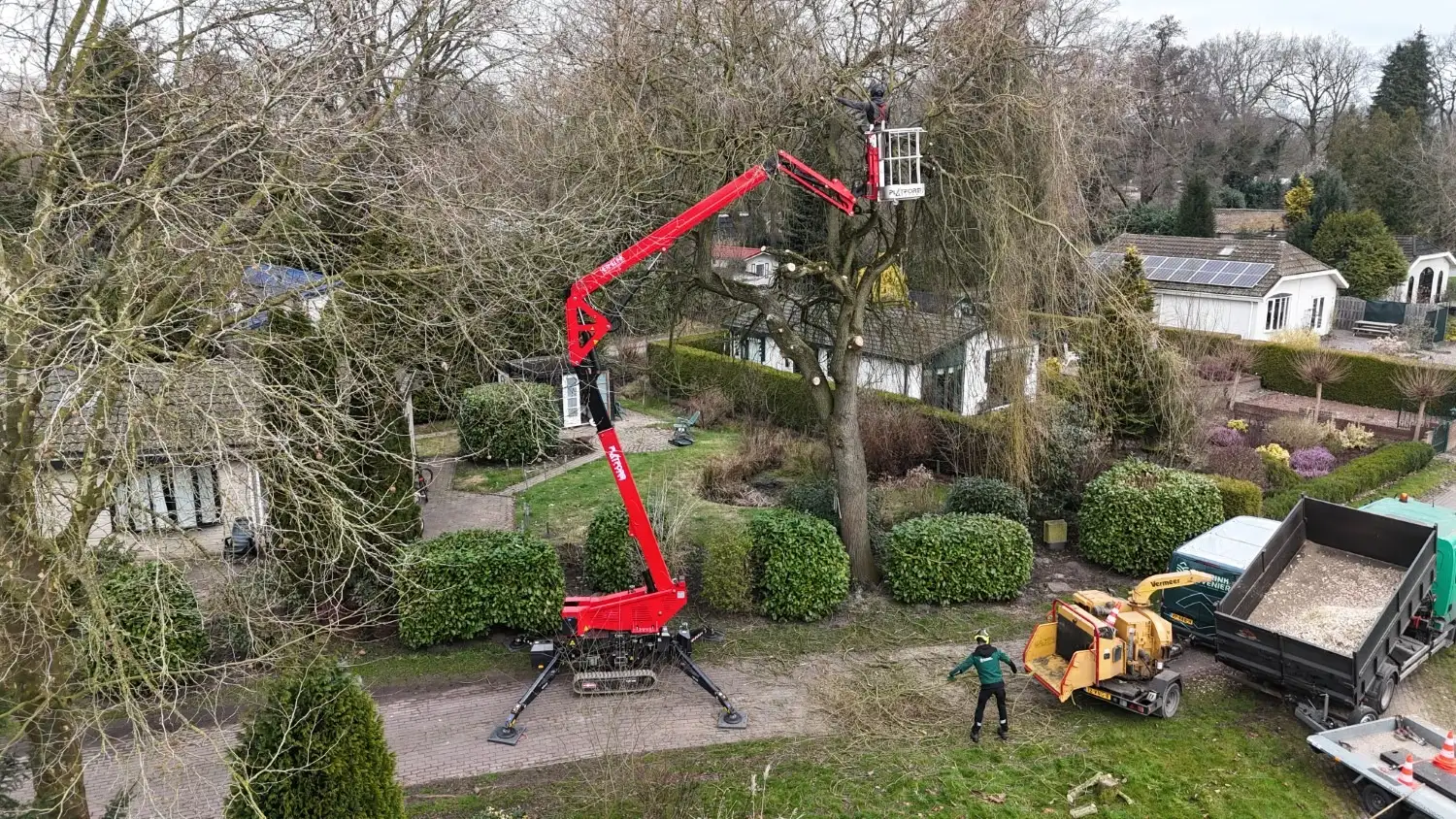 Smalle doorgangen en krappe tuinen: hoe je elke boom bereikbaar maakt