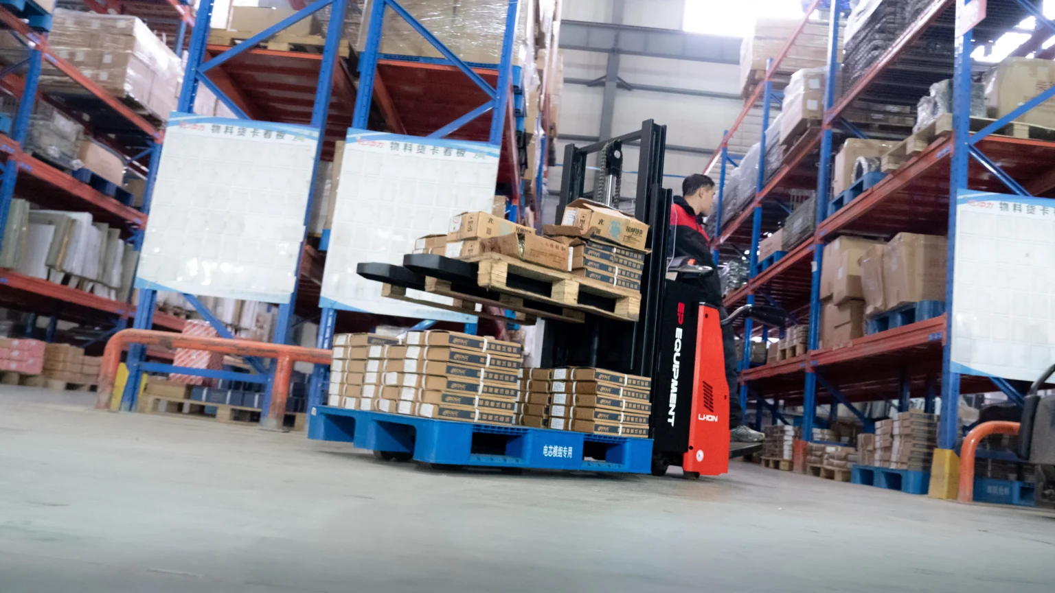 Meeloopstapelaar of meerijpalletwagen: wat past bij uw werkzaamheden?