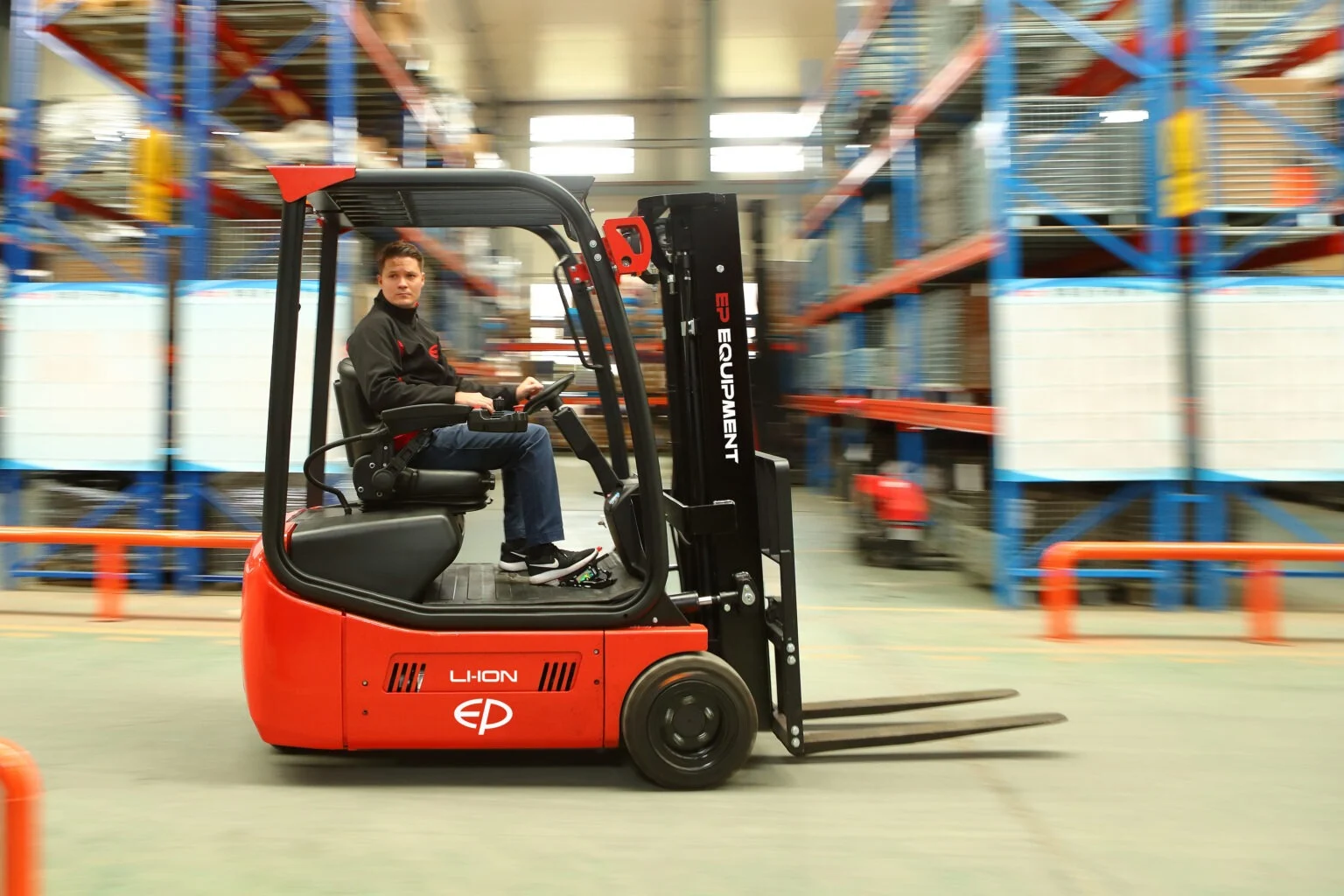 Tips voor het veilig gebruik van heftrucks in het magazijn
