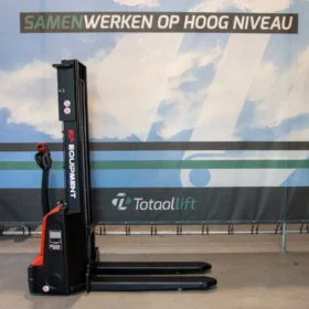zijaanzicht van ep stapelaar die staat voor doek