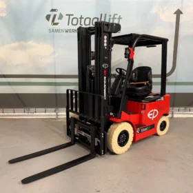 heftruck van ep equipment voor totaallift doek