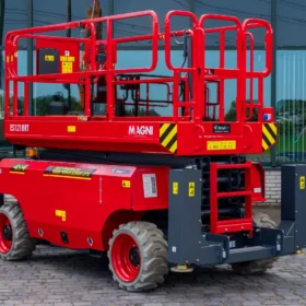 schaarhoogwerker van magni voor bedrijfspand