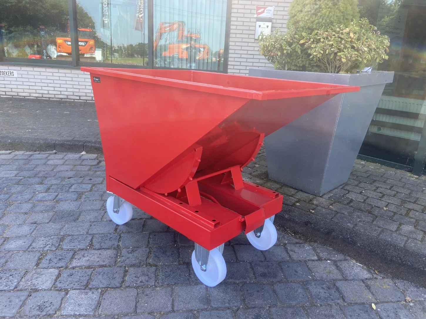 Rode kiepcontainer op wielen - Afbeelding 5