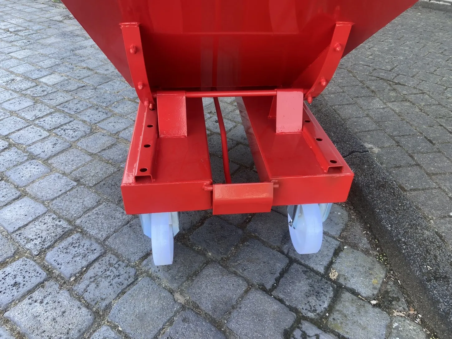 Rode kiepcontainer op wielen - Afbeelding 2