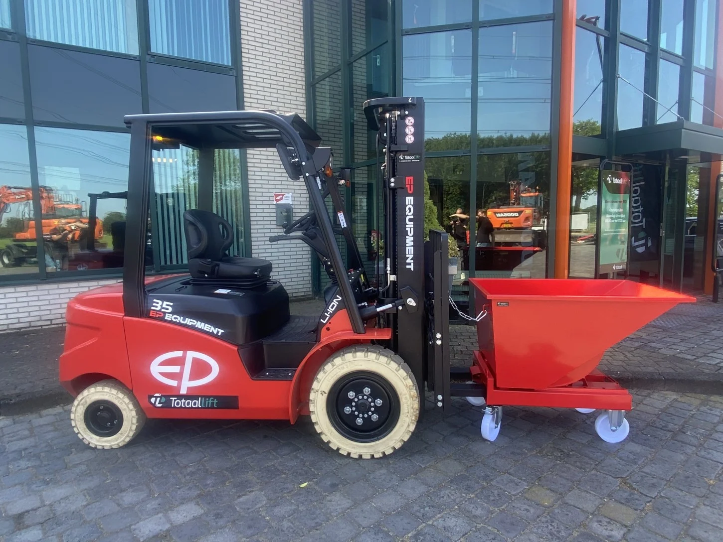 Rode kiepcontainer op wielen - Afbeelding 4