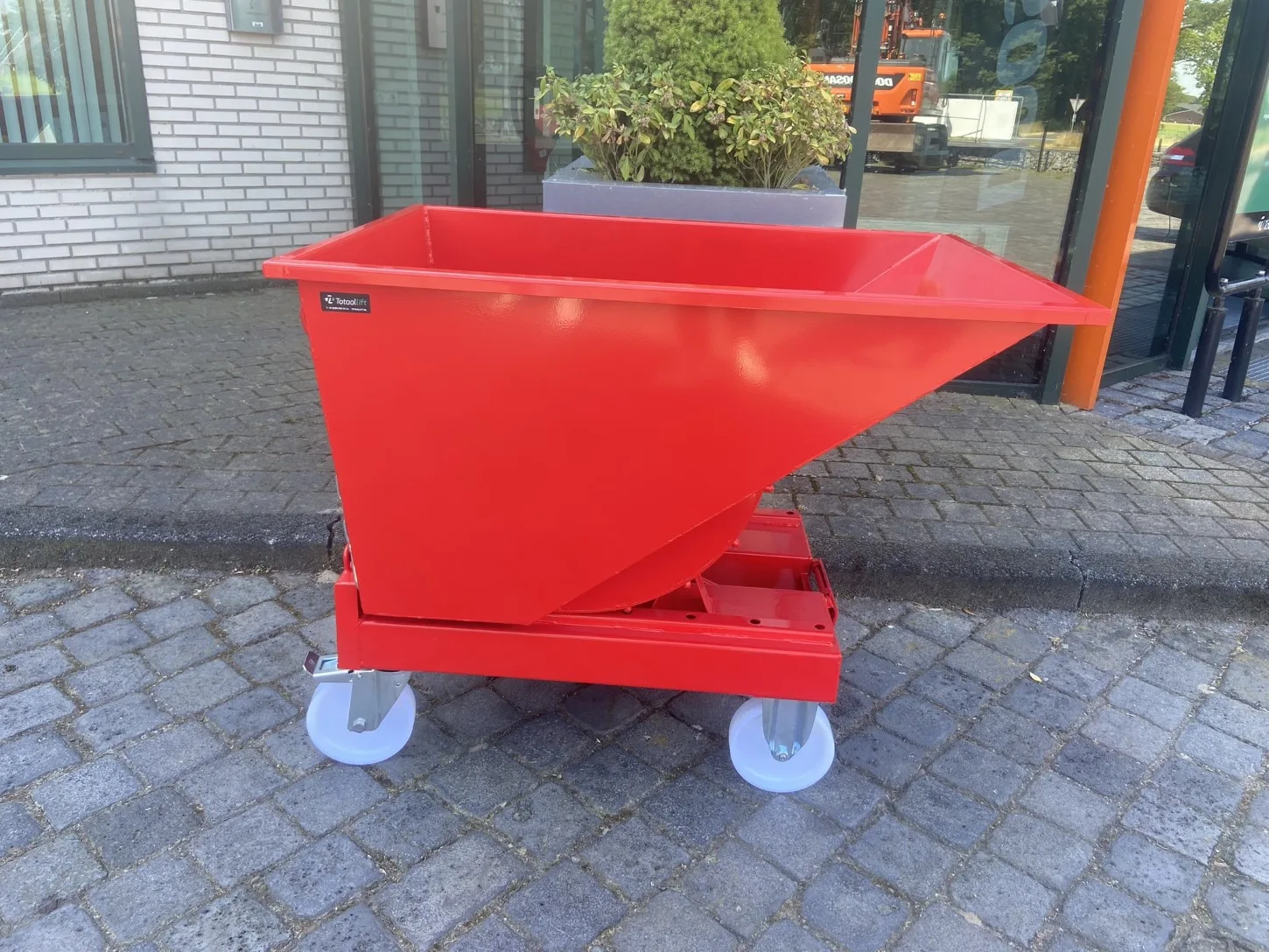 Rode kiepcontainer op wielen