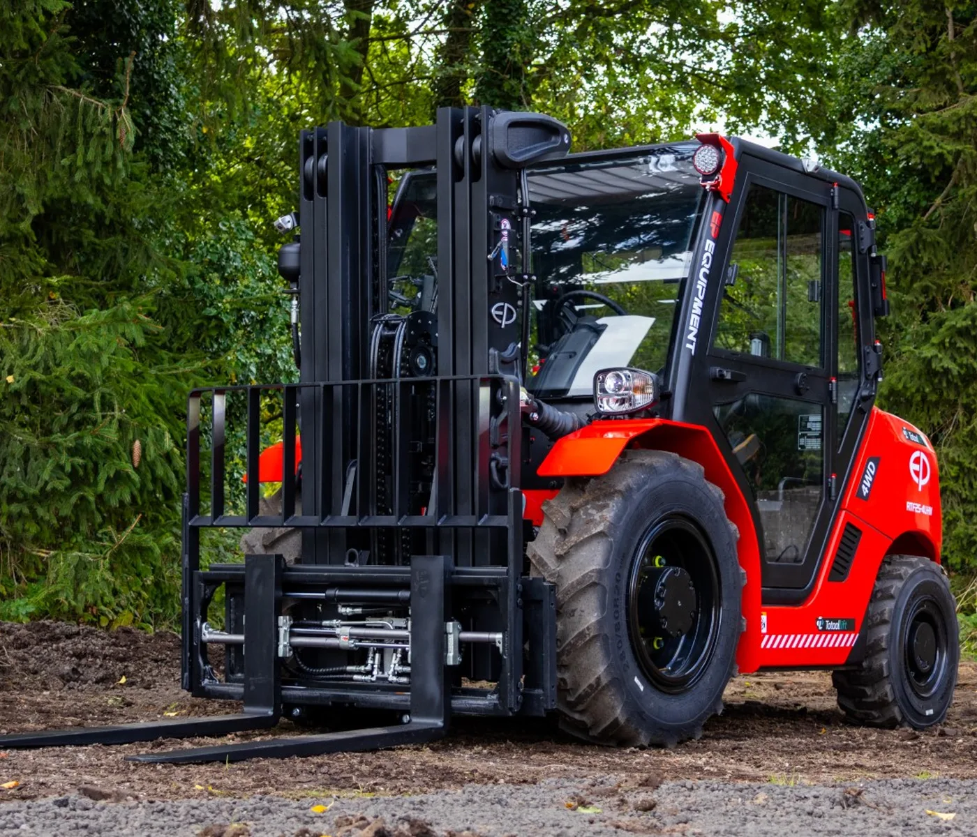 elektrische heftruck staat voor bosrand